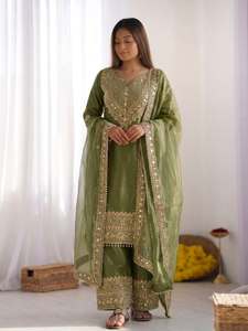 Ensemble prêt-à-porter en soie Fandy entièrement brodé avec des motifs de sequins, comprenant un haut, une jupe et un dupatta. - Product Image 3