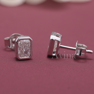 Boucles d'oreilles clous en or 18 carats avec diamant de laboratoire certifié IGI taille émeraude et serti clos, boucles d'oreilles rectangulaires en diamant - Product Image 3