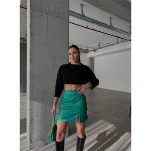 Falda de cuero acolchada para mujer con abertura en color verde - Product Image 3