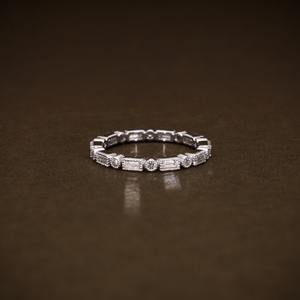 Anillo de Eternidad con Diamantes Baguette en Oro Sólido de 18k, Anillo Apilable con Diamantes Baguette y Redondos, Anillo Apilable con Diamantes Cultivados en Laboratorio - Product Image 1