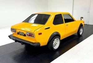 Toyota Corolla Sedán Usado de 1978 - Amarillo, 4 Asientos, Transmisión Manual, Neumáticos R15, Motor de Gasolina - Product Image 3