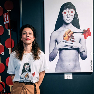 Camiseta con Estampado Digital para Mujer XS/SM 'Mujer Enamorada' - Product Image 2