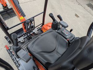 ENVÍO GRATUITO: Miniexcavadora KUBOTA KX040-4 de 40 HP con Cabina Cerrada, Aprobación EPA y CE, Motor Hidráulico Auxiliar, Bomba, Caja de Cambios y PLC. - Product Image 3