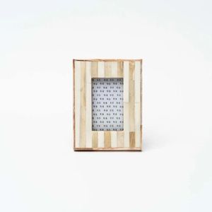 Cadre photo en bois de qualité supérieure pour cadeaux de pendaison de crémaillère avec détails gravés offrant une sophistication de charme chaleureux - Product Image 3