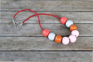 Collar de resina blanca moderno hecho a mano para mujer, joyería de cuentas de diseño de cadena elegante y diamante de moda para bodas - Product Image 3