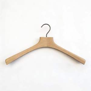Cintres écologiques en bois de hêtre brut avec crochet noir mat pour l'affichage de vêtements de luxe en boutique - Product Image 1