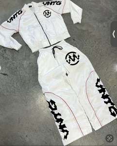 Conjunto de chaqueta cortavientos de nailon con estampado personalizado con forro de malla transpirable que incluye pantalones de chándal y chaqueta - Product Image 4