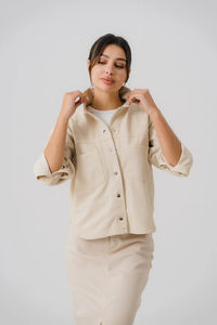 แจ็กเก็ตผ้ายีนส์ลายพื้นของผู้หญิงมีกระดุมปิดแบบปุ่มเดียวทำจากผ้าฝ้ายสำเร็จรูปสำหรับตกแต่งกระดุมในฤดูหนาว - Product Image 5