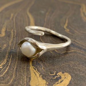 แหวนมุกปรับขนาดได้ 4.2 กรัม ดีไซน์หรูหราและมีสไตล์ - Product Image 1