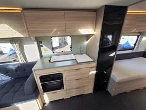 Caravane de luxe tout-terrain 4x4 pour famille, modèle 2022, avec coque en acier inoxydable, pour voyages en plein air, dotée d'une douche et d'une toilette - Product Image 3