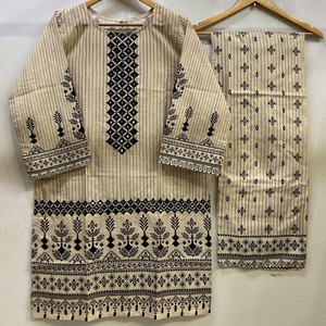 Venta al por mayor de cortrai Kurtis bordados con estilo para mujeres \ Kurtis para mujeres en la India - Product Image 5
