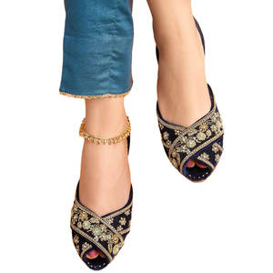 Khussa de Terciopelo para Mujer, Fabricación Pakistaní 2026, Diseño Impreso de Moda, Alta Calidad, Antideslizante, Hecho a Medida - Product Image 2