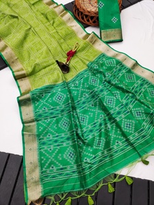 Sari de Seda Cruda Desi Suave para Mujer con Hermoso Pallu Ikkat de Contraste Tejido, Borde Tejido con Zari, Borlas Decorativas y Blusa, Hecho en India - Product Image 4