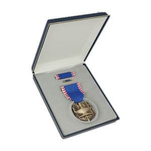 เข็มกลัดติดปกสีทองแบบกำหนดได้เองพร้อมกล่อง Ronpex - Product Image 3