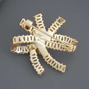 Broche de moda chapado en aleación de cobre y latón con diamantes de imitación de cristal, diseño de números para sari, ideal para regalo de fiesta, con perlas y diamantes. - Product Image 3