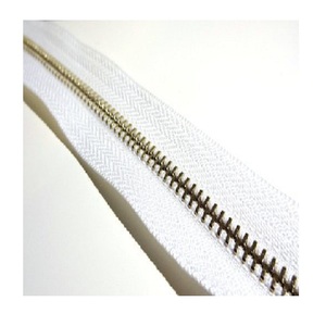 Venta al por mayor de poliéster de nailon dorado de cadena larga y cremallera con deslizador de bloqueo semiautomático para bolsos, zapatos, equipaje, almohadas, textiles para el hogar - Product Image 1