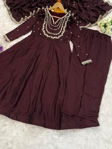 Nuevo Kurti Pent de Diseño Moderno para Fiestas con Dupatta de Tela de Seda Vichitra y Bordado para Eventos Festivos - Product Image 6