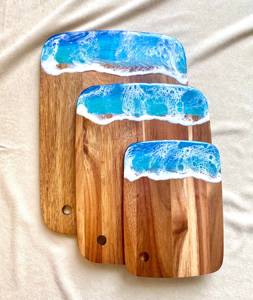 Planche à fromage artisanale en bois et résine au design naturel moderne, idéale pour servir et recevoir avec élégance sur la table de cuisine. - Product Image 1