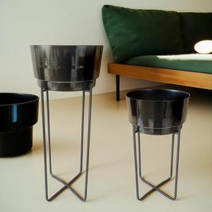 Maceta de metal moderna de tamaño pequeño con soporte tipo mesa - Product Image 1