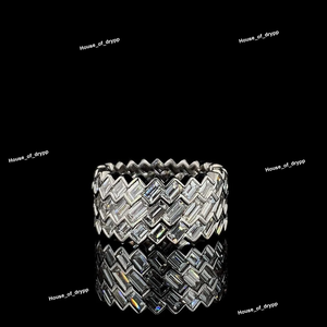 Bague audacieuse en forme de baguette en zigzag, aspect diamant, argentée, sertie de pierres, style luxueux et imposant - Product Image 2