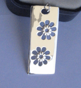 Colgante de Plata Liso Hecho a Mano con Baño de Rodio, con Diamantes, Perlas, Oro, Oro Rosa y Platino - Product Image 1