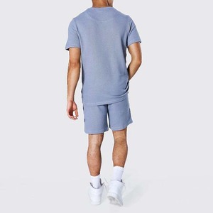 Conjunto de 2 piezas de algodón para hombre, talla grande, estilo urbano, con camiseta estampada bordada y pantalón corto liso, personalizable. - Product Image 2