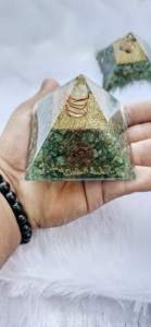 Pyramide d'orgonite en jade vert cristallin pour la protection contre les CEM, pyramide d'orgonite en jade vert brut pour la correction du Vastu, nettoyage de l'aura - Product Image 2