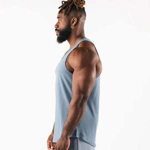 Singlet de musculation pour hommes fabriqué avec un tissu durable et un ajustement confortable permettant des mouvements faciles pendant les séances d'entraînement intensives - Product Image 4