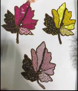 Écussons brodés à la main sur mesure avec des perles et des paillettes idéales pour une utilisation sur des vêtements de couleur bleue oiseau - Product Image 4