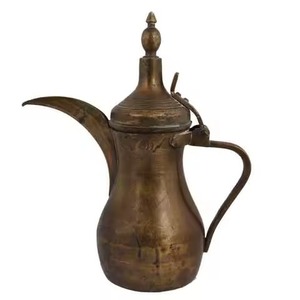 Élégante cafetière Dallah arabe ornementale pour une décoration intérieure luxueuse et un charme intérieur culturel gracieux - Product Image 3