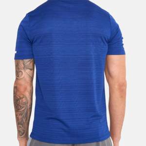 Camiseta de entrenamiento para hombre con tela de secado rápido: transpirable, duradera y perfecta para deportes, sesiones de gimnasio y aventuras al aire libre - Product Image 4