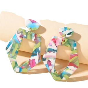 Boucles d'oreilles pendantes en résine époxy avec des finitions acryliques vibrantes boucles d'oreilles en acrylique en résine de forme ronde pour les tenues quotidiennes - Product Image 5