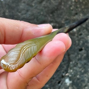 Épingle à cheveux unique faite à la main en corne de buffle polie et écologique avec un design d'amour Fourchette à chignon élégante - Product Image 2