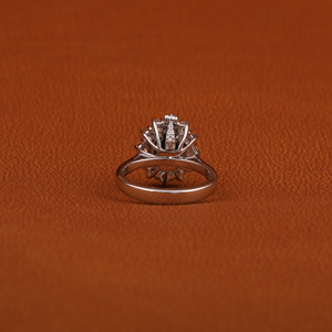 Anillo de compromiso de lujo Halo de corte ovalado con piedra central de diamante de laboratorio azul oscuro joyería de estilo clásico certificada por IGI - Product Image 6