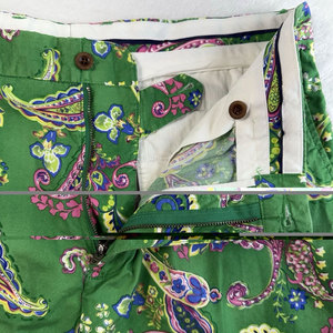 Shorts de golf simples pour hommes, fabriqués avec un tissu doux et léger, offrant un confort décontracté toute la journée - Product Image 5