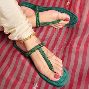 Calzado Ligero Personalizado para Mujer, Estilo Kolhapuri, Antideslizante, Suela de Cuero Natural de Alta Calidad, Parte Superior de Terciopelo - Product Image 2