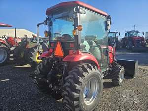 TRACTOR DE RUEDAS DE ALTO RENDIMIENTO MAHINDRA 1626 DE 100 CV CON CARGADOR, TRACCIÓN EN LAS 4 RUEDAS, MOTOR ROBIN DE 3 CILINDROS, TRANSMISIÓN HIDROSTÁTICA DE 3 RANGOS EN VENTA - Product Image 3