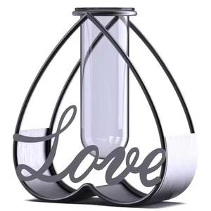 Florero Moderno de Metal en Forma de Corazón con Escritura de Amor y Tubo de Vidrio, Florero Romántico de Mesa con Marco de Hierro Forjado - Product Image 1
