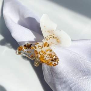 Rond de serviette en résine fait à la main avec des motifs tourbillons uniques parfaits pour les dîners à thème ou les occasions élégantes - Product Image 3