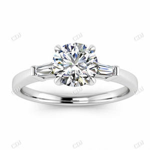 Bague de fiançailles et de mariage à trois pierres en or blanc 18 carats avec diamant Moissanite rond fabriqué par CustomDiamJewel - Product Image 1