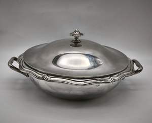 Plat de service unique en métal avec oeuvre artisanale Pièce d'accent parfaite pour les amateurs de décoration intérieure et les collectionneurs - Product Image 6