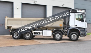 Camion benne d'occasion Mercedes-Benz Arocs 3240 8x4 Diesel, transmission automatique, Euro 6.5, conduite à droite, modèle 2013 - Product Image 3