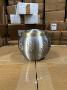 Venta al por mayor Funeral Latón Metal Mini Peltre Golden Odyssey Paw Pet Cremación Urnas para cenizas de mascotas - Product Image 3