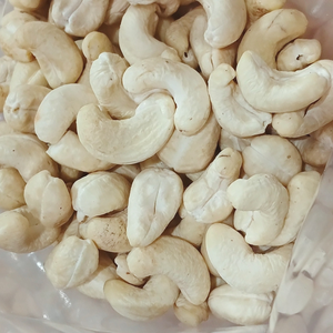 Prêt à expédier Livraison GRATUITE Noix de cajou toutes tailles Noyaux de noix de cajou bruts Kaju Badam SANTIGO Emballage OEM, ODM - Product Image 1