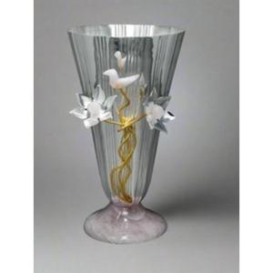 Jarrón de Metal Artesanal de Primera Calidad para Decoración Moderna del Hogar y Centro de Mesa Floral Audaz con un Diseño Contemporáneo Elegante - Product Image 4