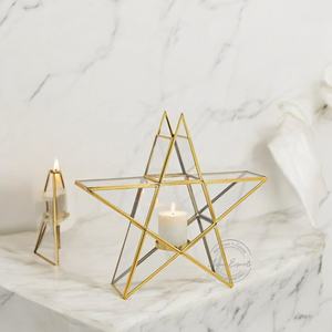 Bougeoir en métal étoile géométrique avec finition dorée Design moderne pour une décoration intérieure élégante Présentoir de centre de table - Product Image 1