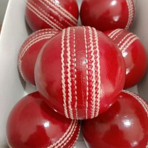 Offre Spéciale balles de cricket en cuir professionnelles de qualité supérieure Logo de couleur personnalisé nouveauté balles de cricket dures vierges de couleur rouge - Product Image 6