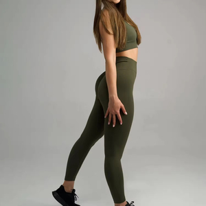 Conjunto Deportivo de 2 Piezas para Mujer, Leggings Cortos por Encima de la Rodilla y Top para Yoga, Diseño Personalizado, Ropa Deportiva Transpirable - Product Image 3