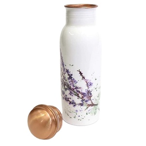 Bouteille d'eau émaillée blanche fabriquée en cuivre pour la maison Avantages essentiels de l'Ayurveda Accessoires de cuisine Bouteille thermos - Product Image 1