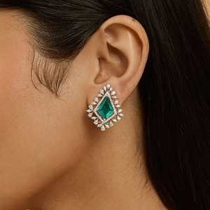 Boucles d'oreilles clous géométriques taille émeraude pour soirée, tendance, vintage, religieuses, avec accents en laiton et perles, en alliage de zinc - Product Image 2
